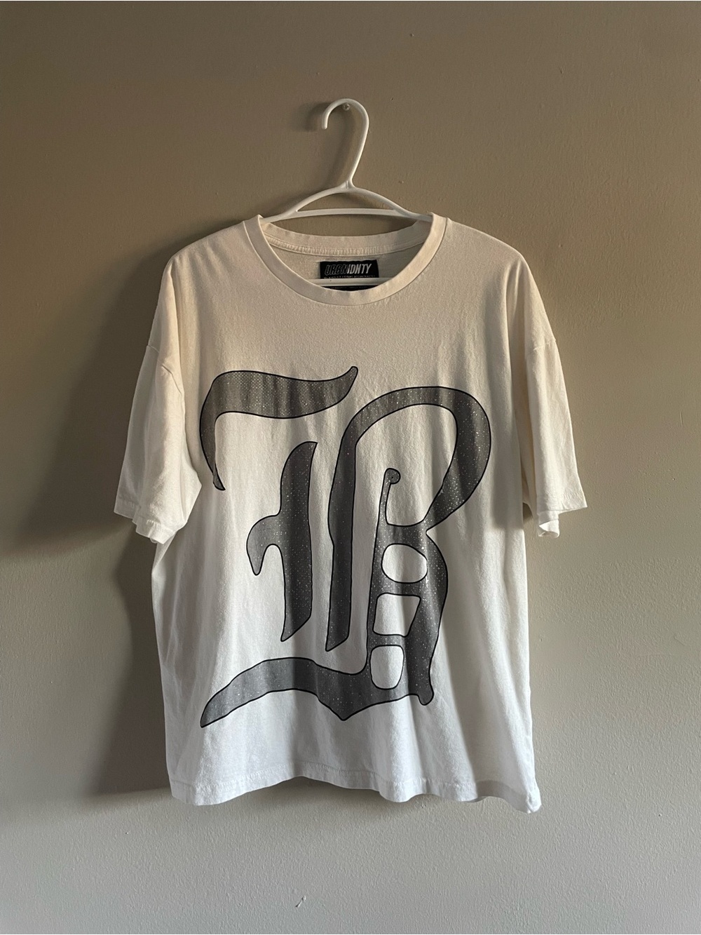 4/$20➡️ Urban Man Old English Logo Cream Cotton T-Shirt – Size Large GUC